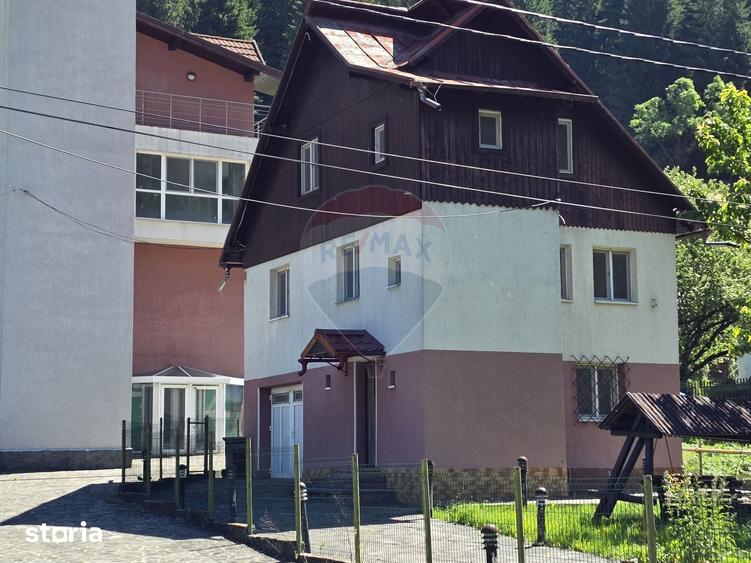 Casă cu 5 camere cu Teren 500 Mp în Moieciu