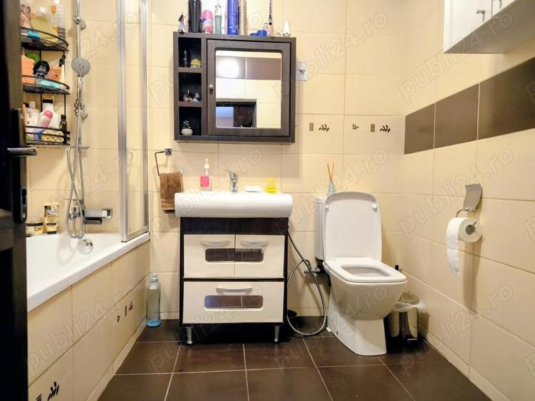 Apartament cu 3 camere decomandat în Schei