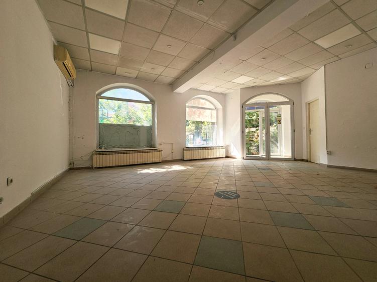Casă individuală cu 12 camere cu Canalizare în Casa de Cultură