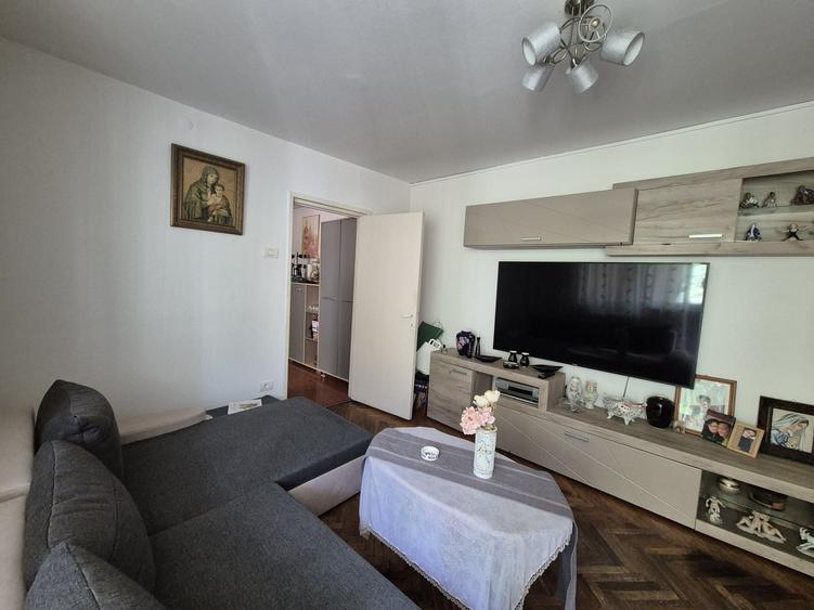 Apartament cu 3 camere semidecomandat în Circumvalațiunii