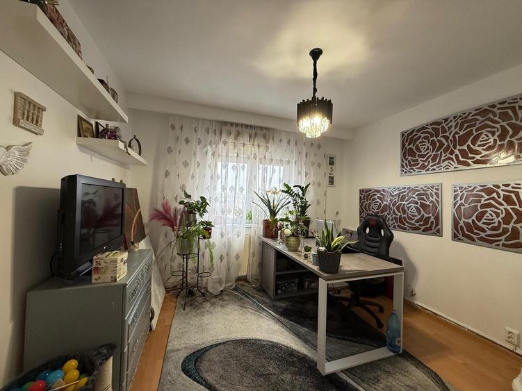 Apartament cu 4 camere semidecomandat, mobilat în Mihai Bravu