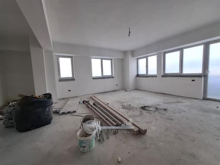 Penthouse cu 2 camere decomandat în Galata
