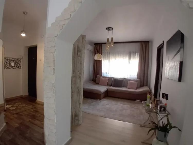 Apartament cu 3 camere semidecomandat, mobilat în Unirii