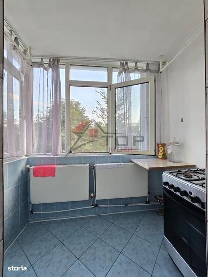 Etaj 2 - Dacia 2 camere decomandat, geam la baie, liber - 4