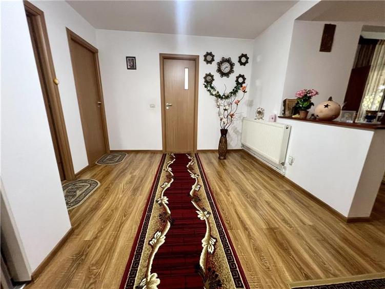 Casă cu 4 camere cu Teren 694 Mp în Voinești