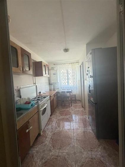 Apartament cu 3 camere decomandat, mobilat în Viziru 3