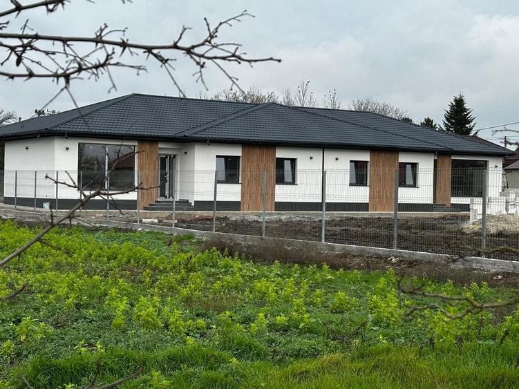 OFERTA -Casa de vanzare la sol Poiana Ovidiu - 1