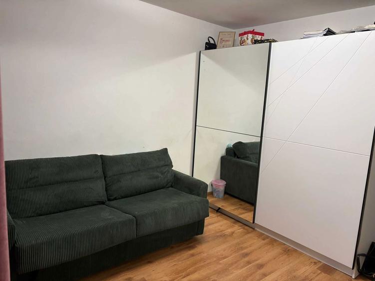 Apartament cu 3 camere semidecomandat în Podu Roș
