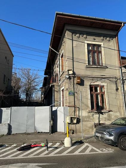 Casă cu 8 camere cu Canalizare în Parcul Carol