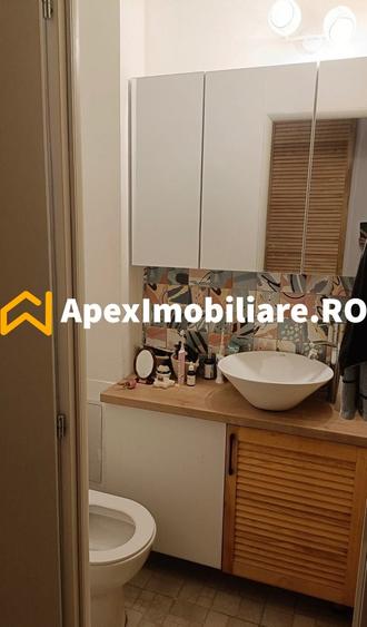 Apartament cu 3 camere semidecomandat, mobilat în Tineretului