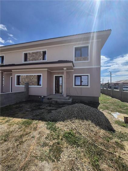 Duplex cu 4 camere cu Canalizare în Moșnița Nouă