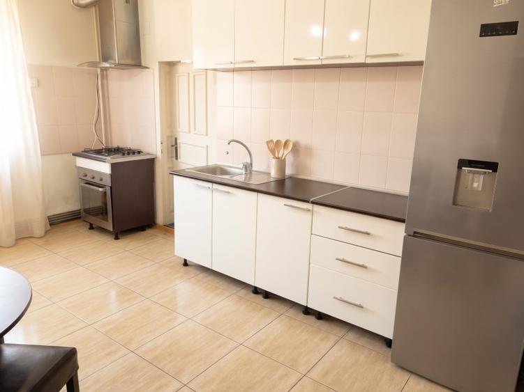 Casă cu 4 camere cu Garaj în Central