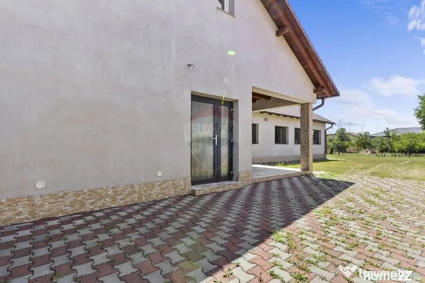 Casă cu 7 camere cu Teren 1363 Mp în Sânnicolau Mic