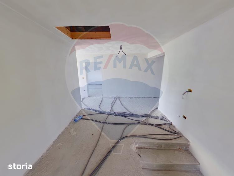 Casă cu 7 camere cu Teren 2124 Mp în Mara