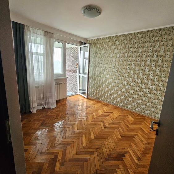 Apartament cu 3 camere semidecomandat, mobilat în Gara de Est