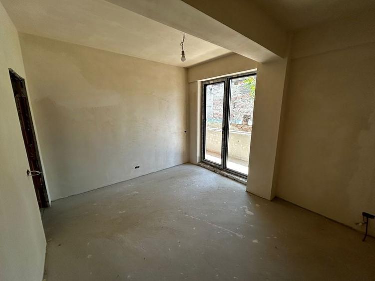 Apartament cu 3 camere semidecomandat în Ștefan cel Mare