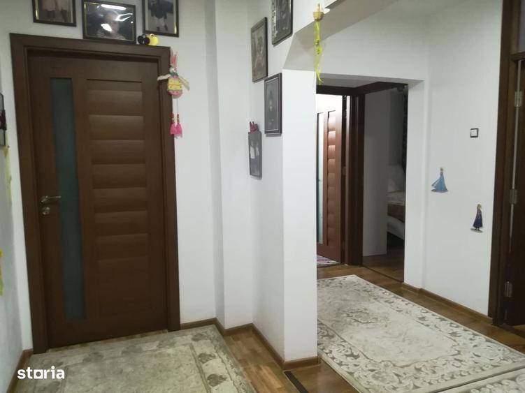 Apartament cu 4 camere decomandat în 1 Decembrie