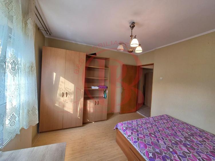 Apartament cu 3 camere decomandat, mobilat în Vitan