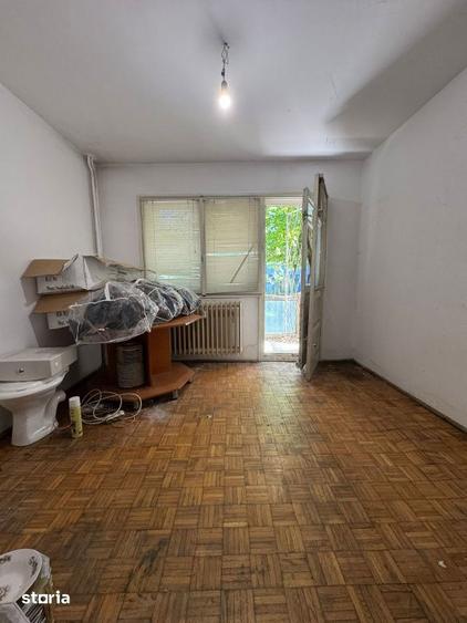Apartament cu 4 camere semidecomandat în Berceni