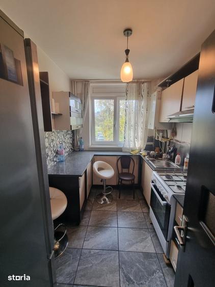 Apartament cu 3 camere decomandat în Podu Roș