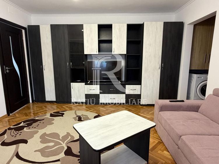 Apartament cu 3 camere semidecomandat, mobilat în Nufărul