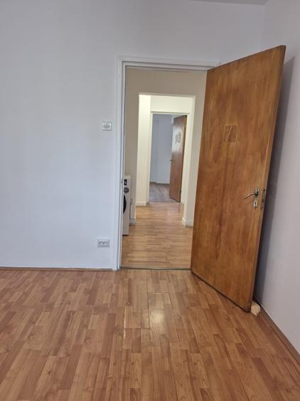 Apartament cu 4 camere semidecomandat în Colentina