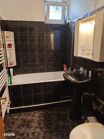 Apartament cu 3 camere semidecomandat în Far