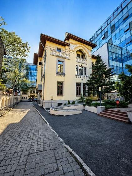 Birou, de 2,096 mp, în P-ța Romană