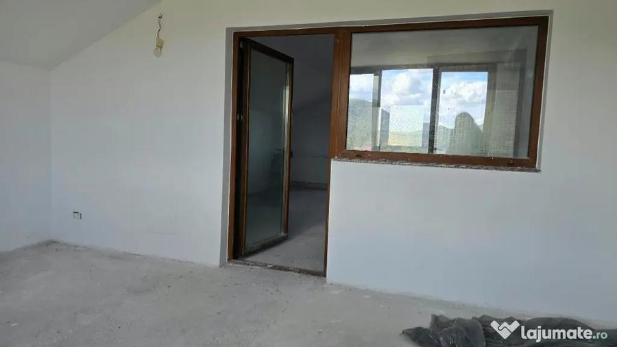 Casă cu 8 camere cu Teren 830 Mp în Brănișca