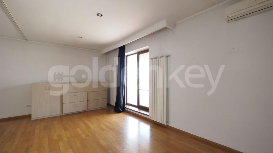 Penthouse cu 6 camere semidecomandat, mobilat în Șoseaua Nordului