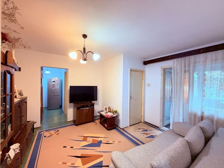 Apartament cu 3 camere semidecomandat, mobilat în Berceni