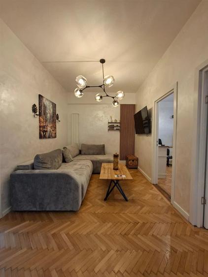 Apartament cu 5 camere semidecomandat în Romană
