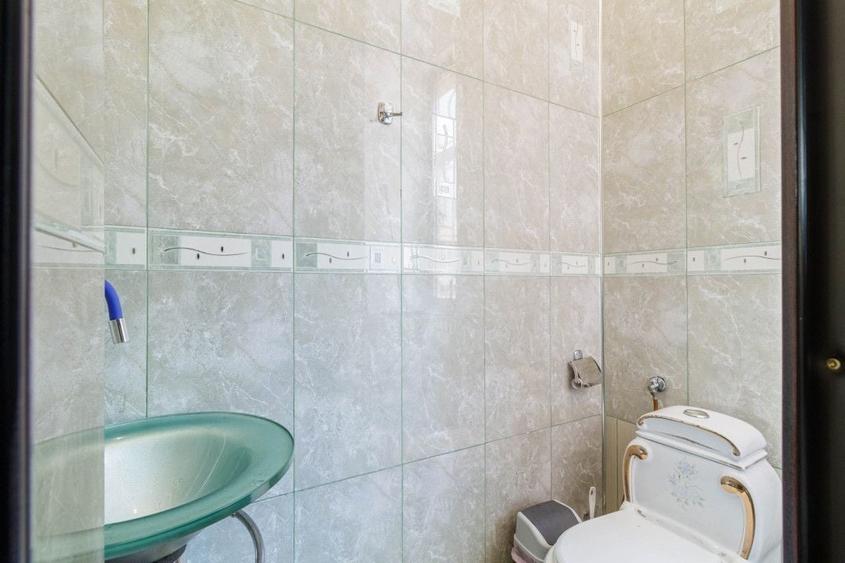 Casă individuală cu 11 camere cu Canalizare în Doamna Ghica