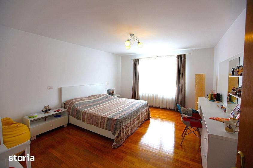 Casă cu 8 camere cu Teren 1400 Mp în Tractorul