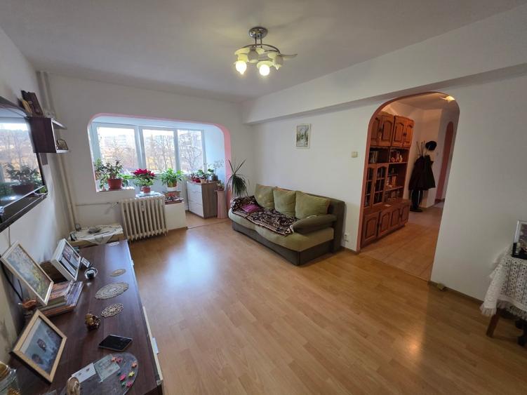 Apartament cu 4 camere semidecomandat în P-ța Gorjului