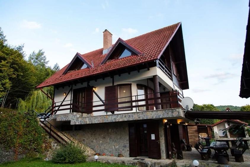 Casă cu 4 camere în Valea Dobârlăului