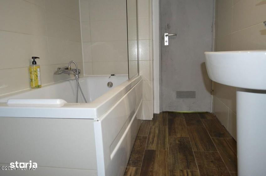 Casă cu 6 camere cu Canalizare în Central