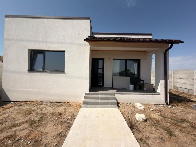 Casă individuală cu 3 camere cu Canalizare în Cârcea