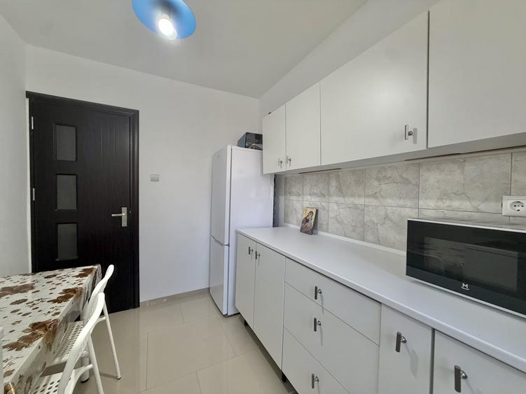 Apartament cu 3 camere semidecomandat, mobilat în P-ța Doina