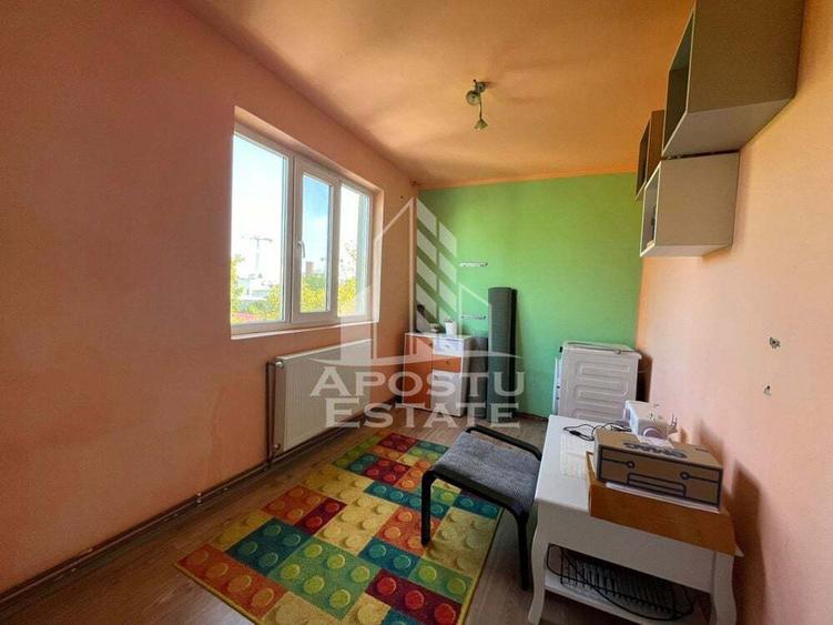 Apartament cu 4 camere semidecomandat, mobilat în Spitalul Județean