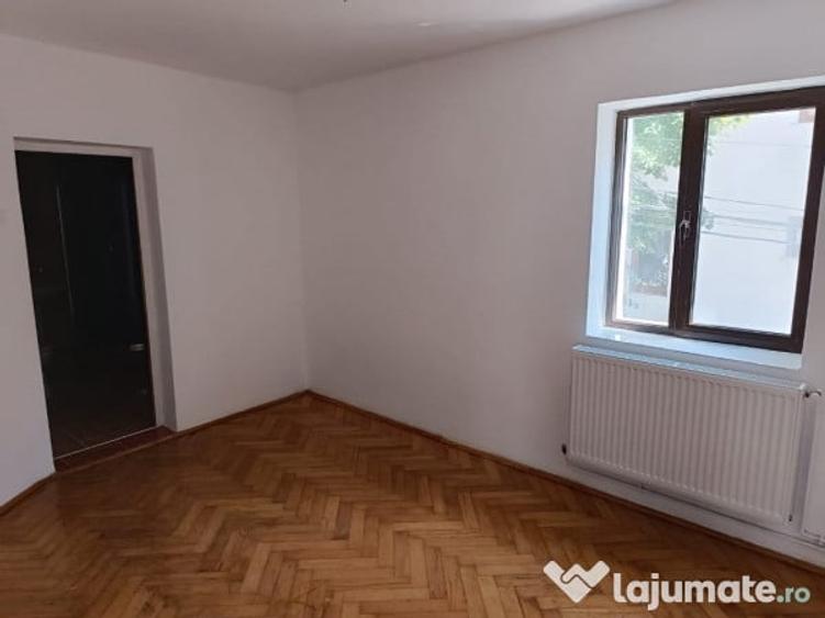 Casă cu 3 camere cu Teren 500 Mp în Central