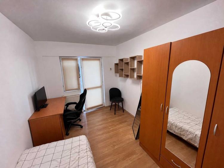 Apartament cu 3 camere decomandat în Calea București