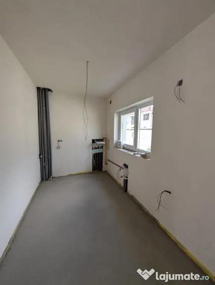 Casă cu 4 camere cu Teren 200 Mp în Florești