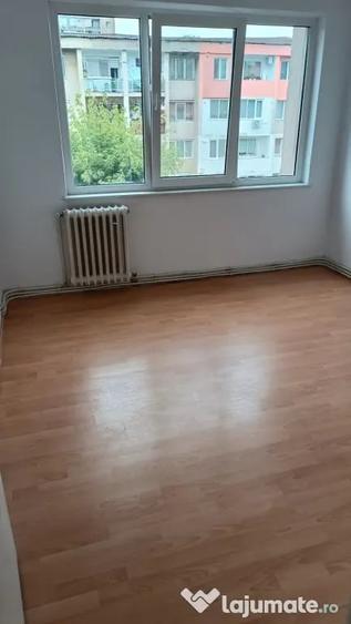 Apartament cu 3 camere semidecomandat în Micro 4