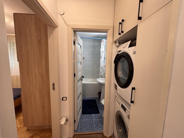 Apartament cu 3 camere semidecomandat în P-ța Muncii