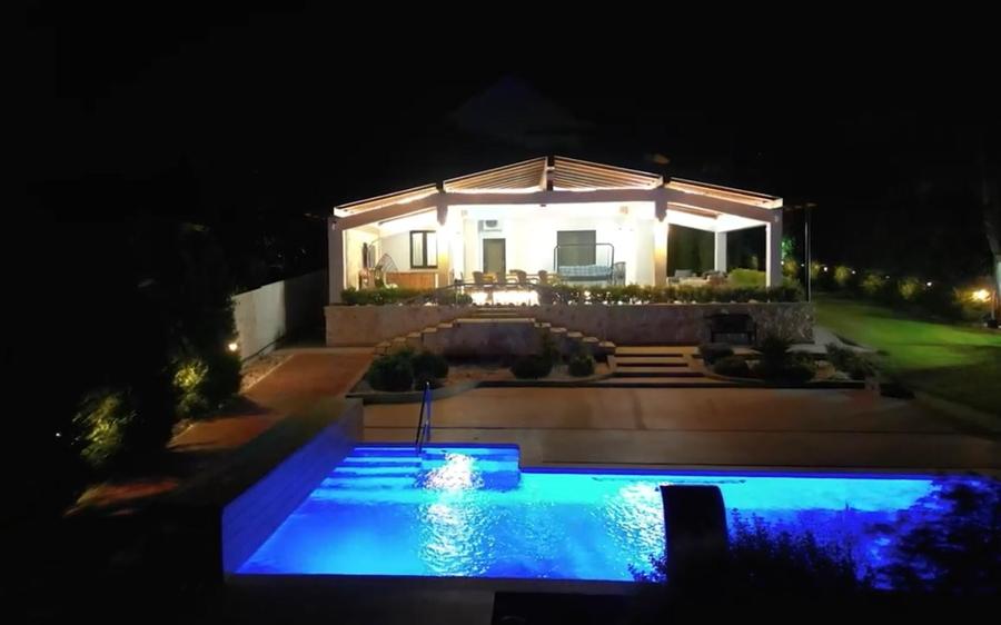 Casă individuală cu 9 camere cu Piscina în Brănești