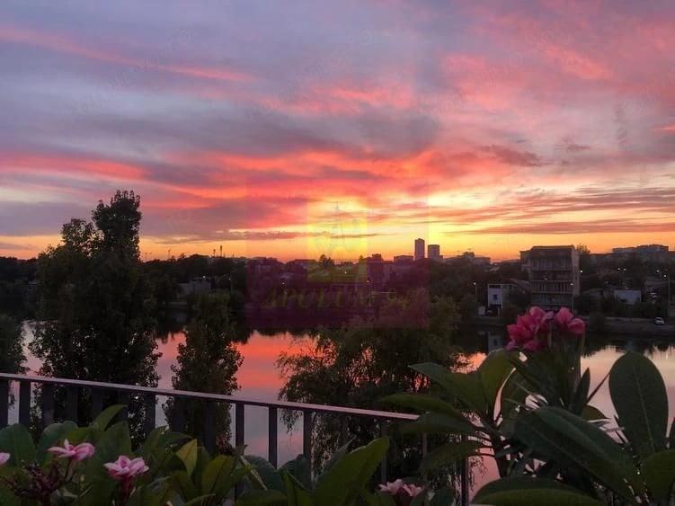 Apartament cu 3 camere decomandat în Tei