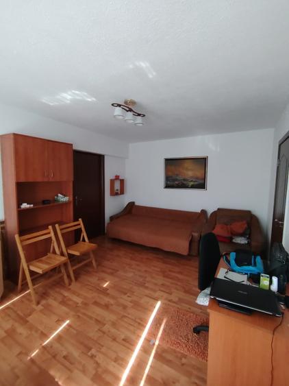 Apartament cu 3 camere semidecomandat în Tineretului