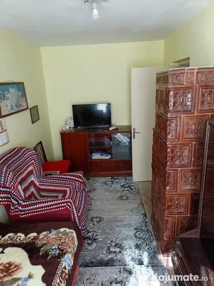 Apartament cu 3 camere semidecomandat, mobilat în Central