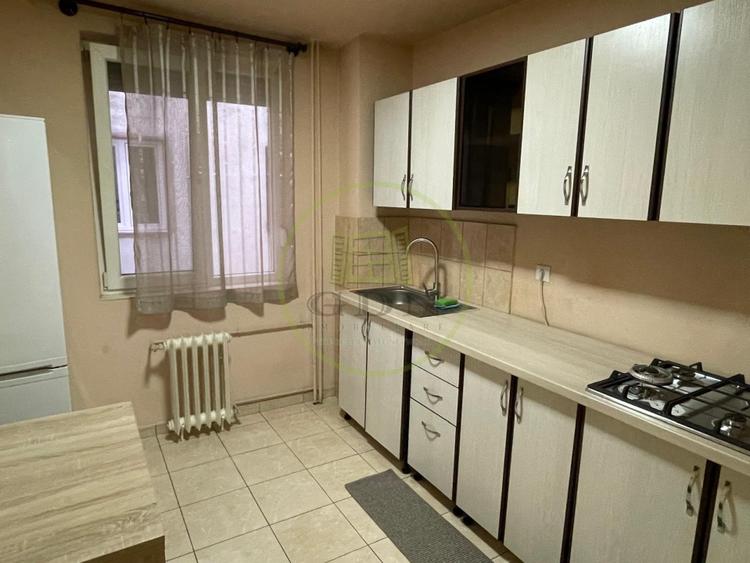 Apart.3 camere,decomandat, zona ultracentrală, lângă Fac. de Drept, Magheru - 9